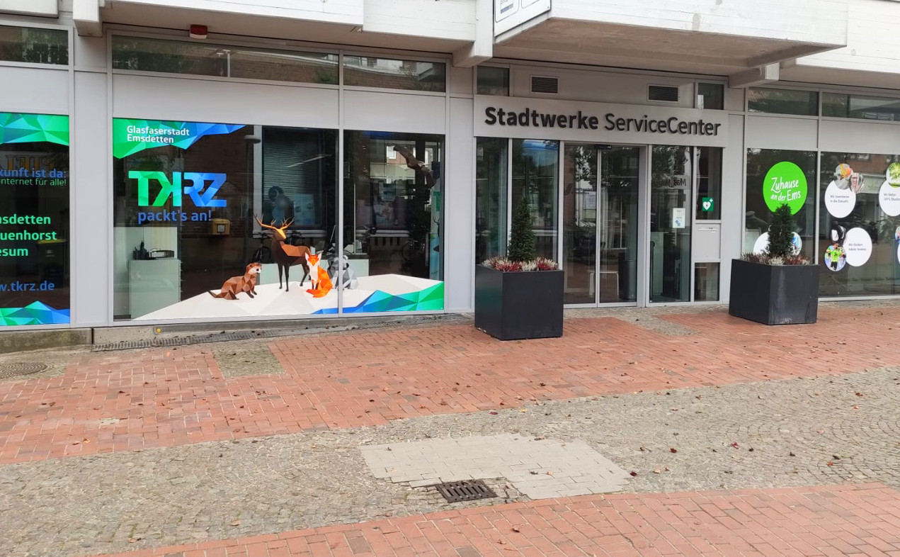 Stadtwerke ServiceCenter mit Glasfaser-Werbung, "Glasfaserstadt Emsdetten" und "TKRZ packt’s an!"