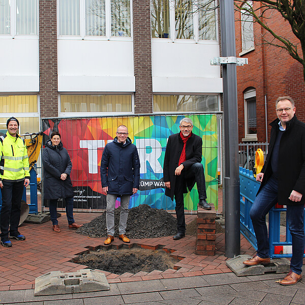 Erster symbolischer Spatenstich für den Glasfaserausbau in der Innenstadt