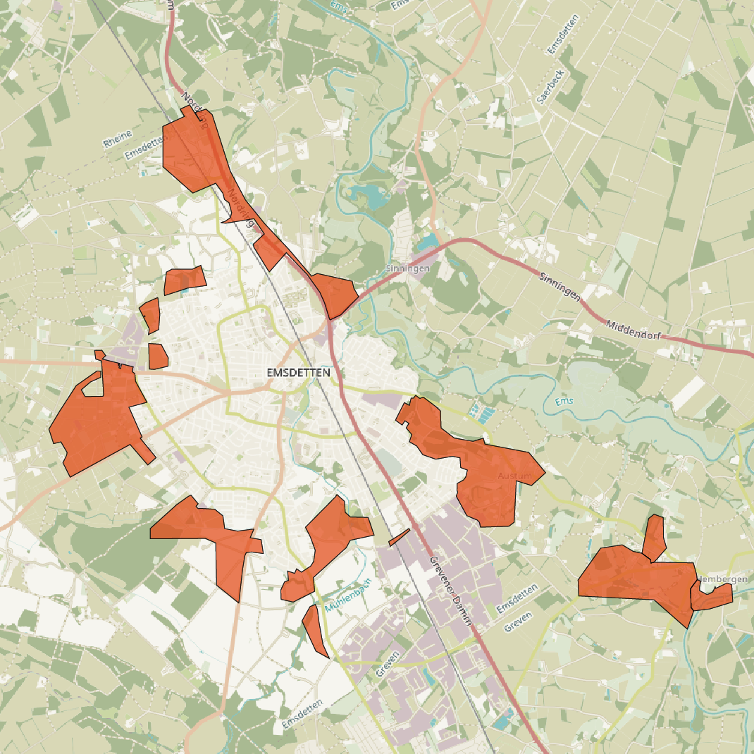 Karte der Stadt Emsdetten und Umgebung, auf der bestimmte Gebiete in Rot markiert sind. Diese hervorgehobenen Flächen zeigen möglicherweise geplante Ausbaugebiete oder Versorgungszonen für ein Projekt, wie z. B. Glasfasernetzwerke. Die Karte umfasst Straßennetzwerke, Flüsse und Nachbargemeinden sowie landwirtschaftliche und städtische Gebiete. Die roten Bereiche sind ungleichmäßig über das Stadtgebiet und die umliegenden Regionen verteilt.